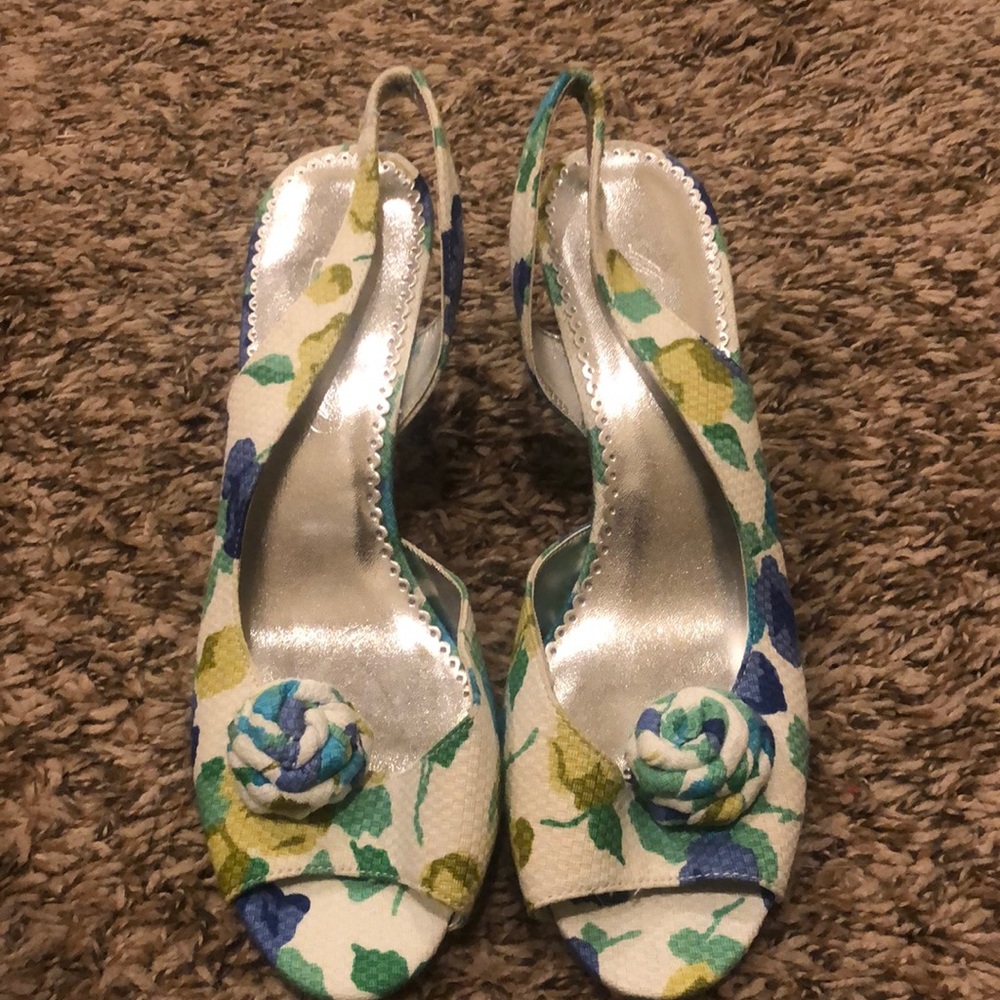Micheal Angelo high heals in a beautiful floral pattern. Size 8